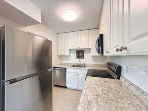 1834 Roxane Way in Sarasota, FL - Building Photo - Building Photo