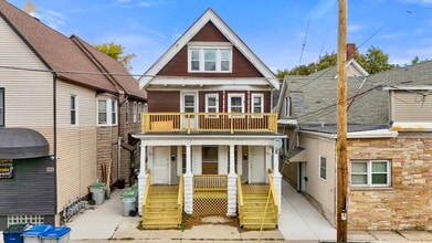 926 E Locust St in Milwaukee, WI - Building Photo - Building Photo