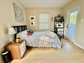 10443 Califa St in North Hollywood, CA - Building Photo - Building Photo