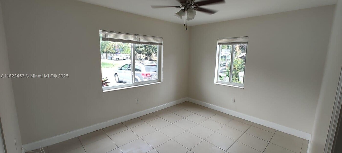 2526 Taylor St in Hollywood, FL - Building Photo