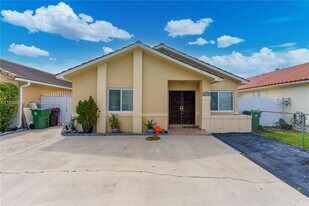 2732 W 72nd Pl in Hialeah, FL - Building Photo