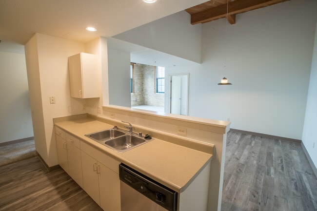 Shoe Factory Apartments in Beaver Dam, WI - Foto de edificio - Building Photo