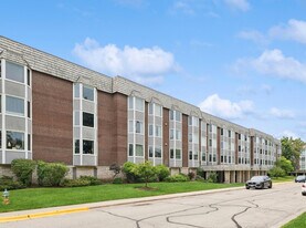 2500 Windsor Mall in Park Ridge, IL - Building Photo