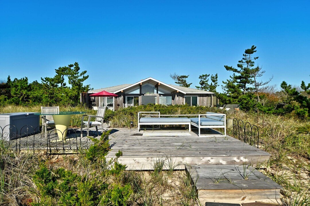 323 Marine Blvd in Amagansett, NY - Building Photo