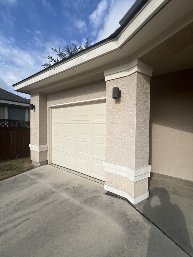 6647 Biscay Bay in San Antonio, TX - Foto de edificio - Building Photo