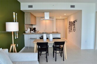 1000 Brickell Plaza, Unit 4704 in Miami, FL - Building Photo - Building Photo