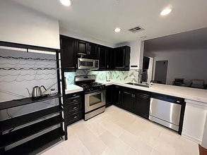 3321 Watermarke Pl, Unit 3321 in Irvine, CA - Foto de edificio - Building Photo