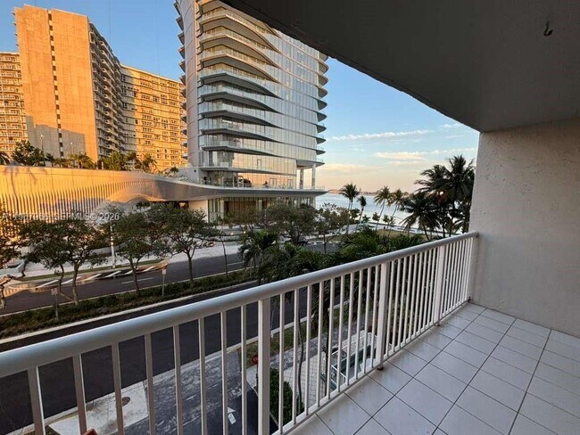 150 SE 25th Rd, Unit 4 in Miami, FL - Building Photo - Building Photo