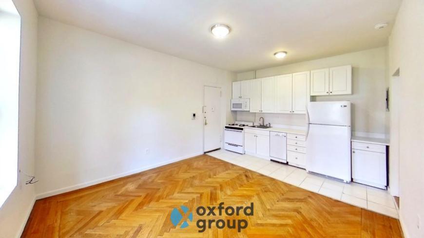 214 W 96th St in New York, NY - Building Photo
