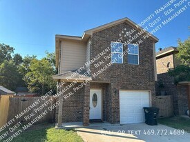 102 Robbins St in Cleburne, TX - Building Photo