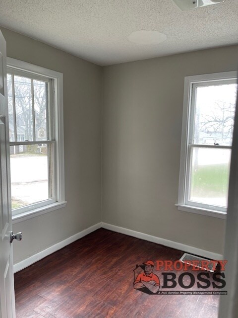 302 River Oaks Dr in Calumet City, IL - Building Photo - Building Photo
