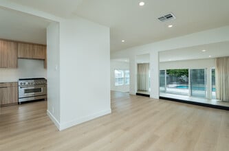 3149 N Naomi St in Burbank, CA - Foto de edificio - Building Photo