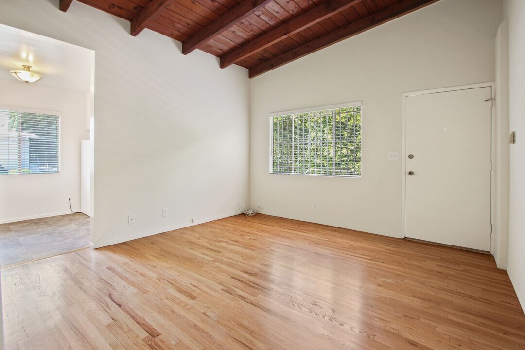 978 S Barrington Ave in Los Angeles, CA - Building Photo