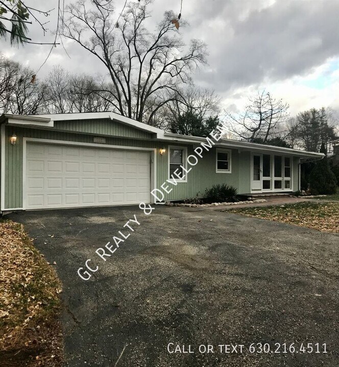 112 W Tower Rd in Barrington, IL - Building Photo