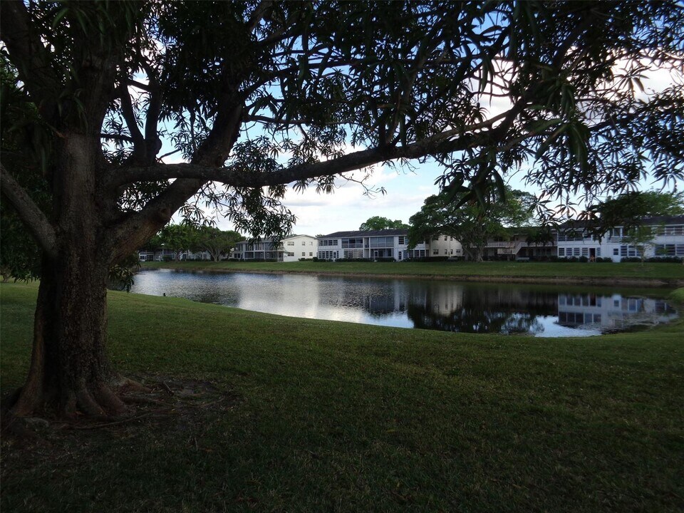 146 Lyndhurst G in Deerfield Beach, FL - Foto de edificio