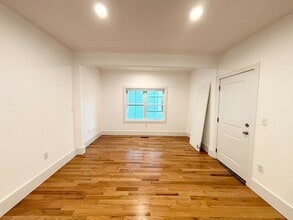 134 Bow St, Unit 1 in Everett, MA - Foto de edificio - Building Photo