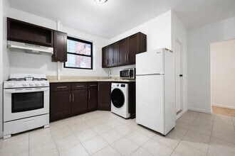 401 E 68th St in New York, NY - Building Photo - Building Photo