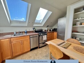 11 Flint Rd, Unit 1 in Watertown, MA - Foto de edificio - Building Photo
