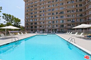 100 S Doheny Dr in Los Angeles, CA - Building Photo