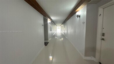 200 Lakeview Dr in Weston, FL - Building Photo - Building Photo