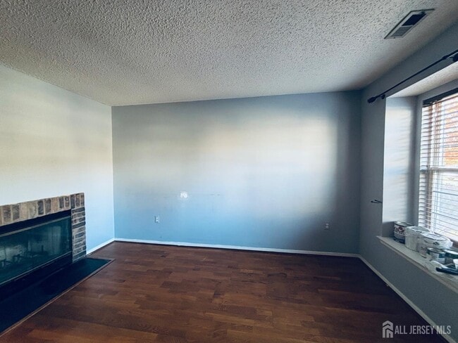 34 Colleen Ct in Kendall Park, NJ - Building Photo - Building Photo