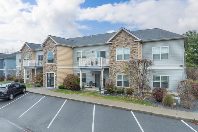 Mill Hollow Apartments in Guilderland, NY - Foto de edificio - Building Photo