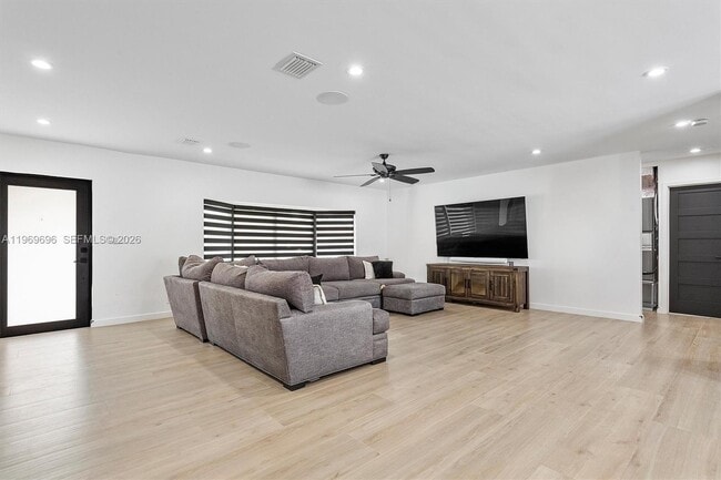 10950 NW 16th Ct in Pembroke Pines, FL - Foto de edificio - Building Photo