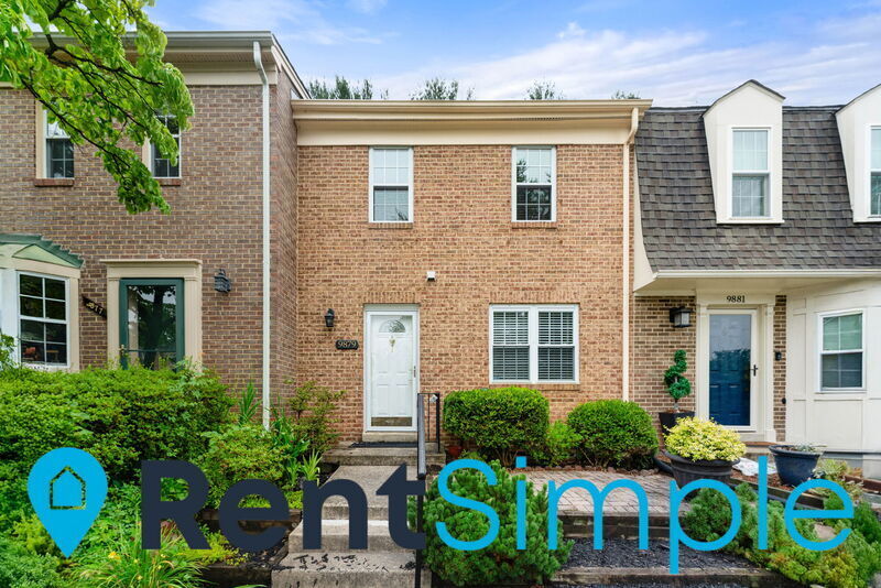 9879 Lakepointe Dr in Burke, VA - Foto de edificio