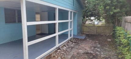 2439 2nd Avenue SE in Vero Beach, FL - Foto de edificio - Building Photo