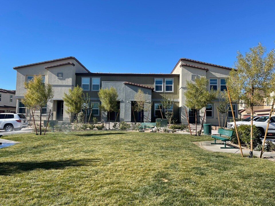 9126 Hitmaker St in Las Vegas, NV - Building Photo