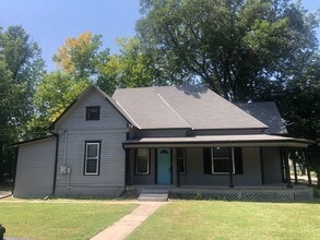 721 E 12th Ave in Winfield, KS - Building Photo - Building Photo