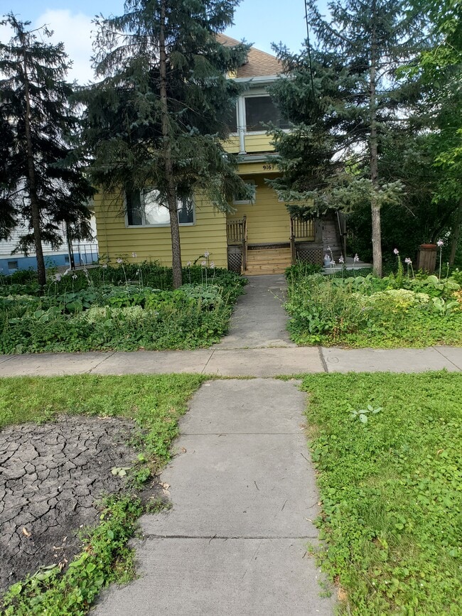 916 N Broadway Dr, Unit Main in Fargo, ND - Building Photo - Building Photo