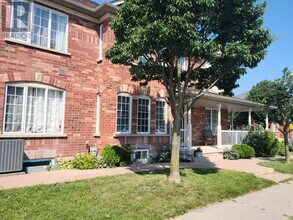 1 Jarrett Ct in Vaughan, ON - Building Photo - Building Photo