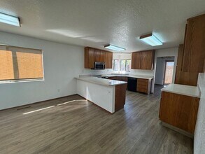 1304 Michele Ct in Rohnert Park, CA - Building Photo - Building Photo