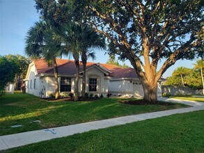 6639 Hatteras Dr in Greenacres, FL - Building Photo - Building Photo