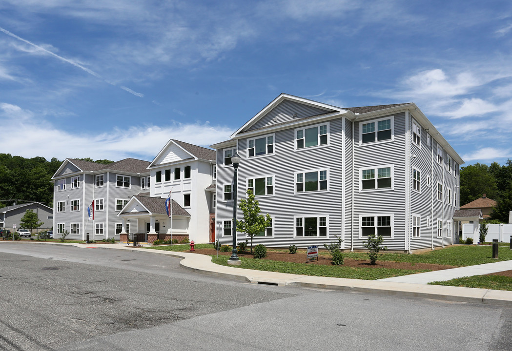 Carriage Maker Place in Winsted, CT - Foto de edificio