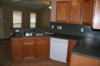 8415 Reterio Dr in West Columbia, TX - Building Photo - Building Photo