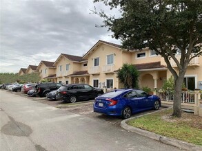 17915 NW 74th Path in Hialeah, FL - Building Photo - Building Photo