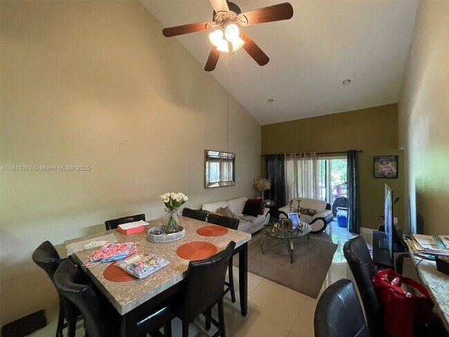 10245 NW 9th St Cir in Miami, FL - Building Photo - Building Photo