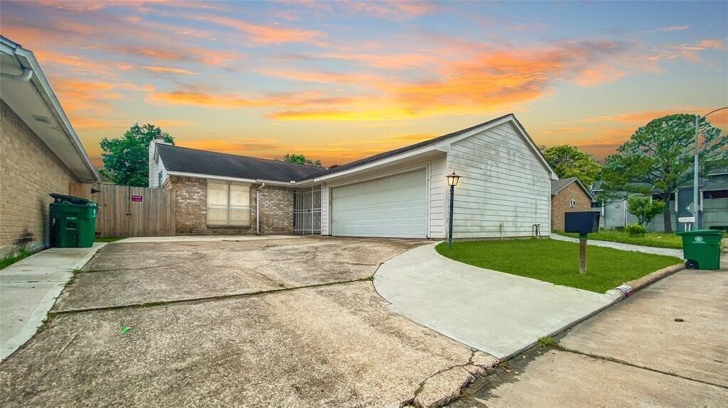 9619 Sharpcrest St in Houston, TX - Building Photo