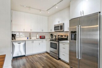 144 Elk Pl in New Orleans, LA - Foto de edificio - Building Photo