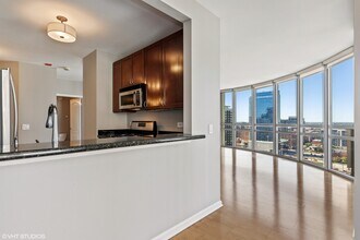 125 S Jefferson St, Unit 1902 in Chicago, IL - Building Photo - Building Photo