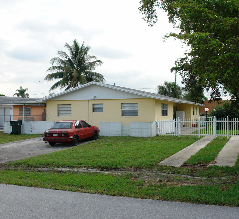 4770-4780 SW 43rd Ter in Fort Lauderdale, FL - Foto de edificio