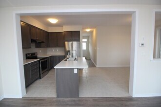 134 Esther Cres in Thorold, ON - Building Photo - Building Photo