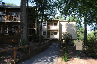 227-229 Ironwood Dr in Tuxedo Park, NY - Foto de edificio - Building Photo