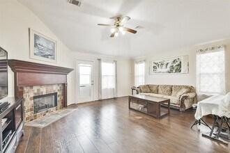 2205 Day Dr in Pearland, TX - Foto de edificio - Building Photo