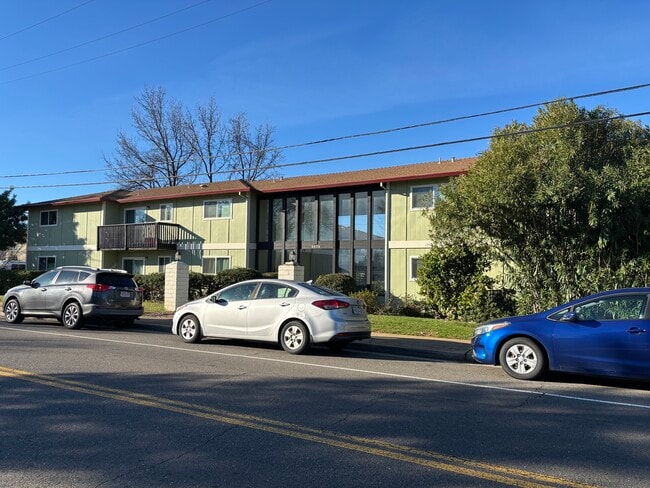Manzanita Manor Apartments in Redding, CA - Foto de edificio - Building Photo