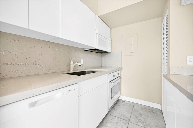 1559 Michigan Ave in Miami Beach, FL - Building Photo - Building Photo