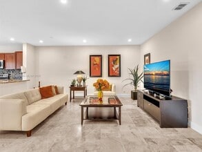 6538 Via Regina in Boca Raton, FL - Foto de edificio - Building Photo