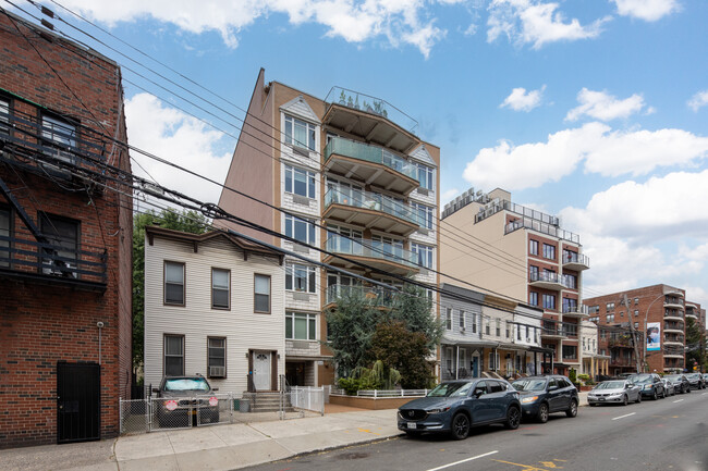 Crescent View in Astoria, NY - Foto de edificio - Building Photo